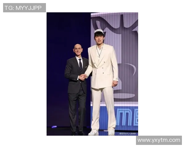 姚明夫妻携手出席活动展现甜蜜恩爱瞬间引发媒体热议 姚明夫妻携手出席活动展现甜蜜恩爱瞬间引发媒体热议