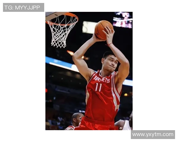 姚明左手勾球技艺展现篮球魅力与力量的完美结合