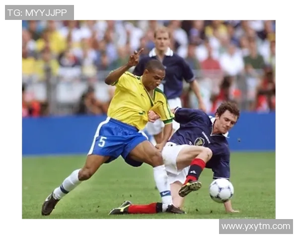 足球明星卡洛斯的精彩瞬间壁纸分享让你感受绿茵场上的激情与魅力