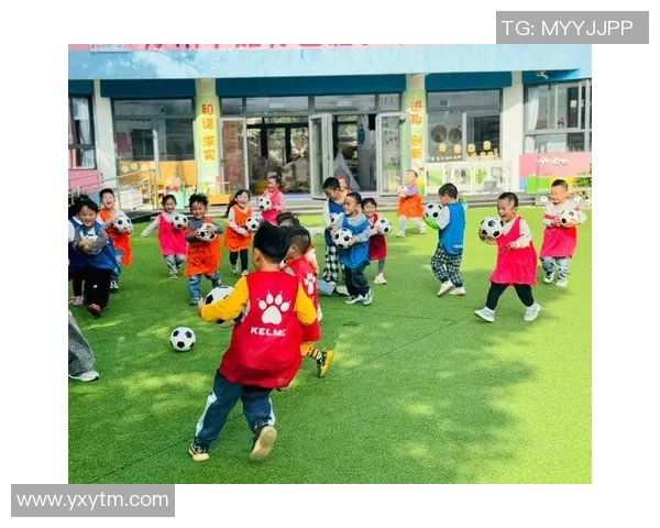 足球明星挑战踢瓶子游戏精彩瞬间视频播放引发热议 足球明星挑战踢瓶子游戏精彩瞬间视频播放引发热议