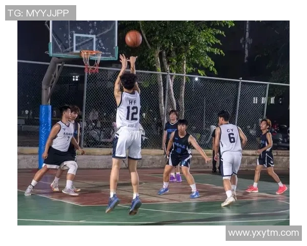 篮球明星在赛场上挥洒汗水的精彩瞬间与激情时刻回顾